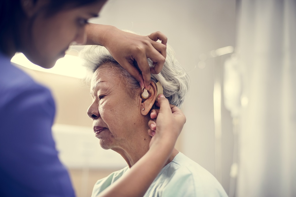 Como lidar com um idoso que está sofrendo com a perda de audição?