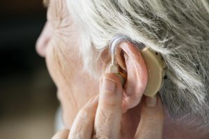 Surdez: 4 sinais de perda auditiva na terceira idade
