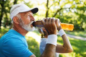 Hidratação no verão: qual a importância do idoso se manter hidratado