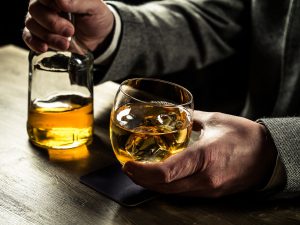 homem idoso segurando copo de bebida alcoolica | Morada Primavera