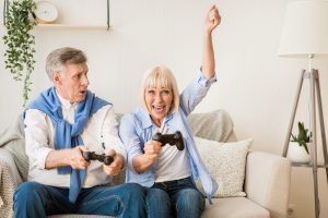 casal de idosos jogando videogame | Morada Primavera