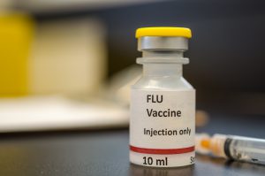 Vacina contra gripe qual a melhor forma de um idoso tomar em tempos de pandemia
