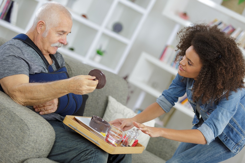 Quais são os principais requisitos para se tornar cuidador de idosos?